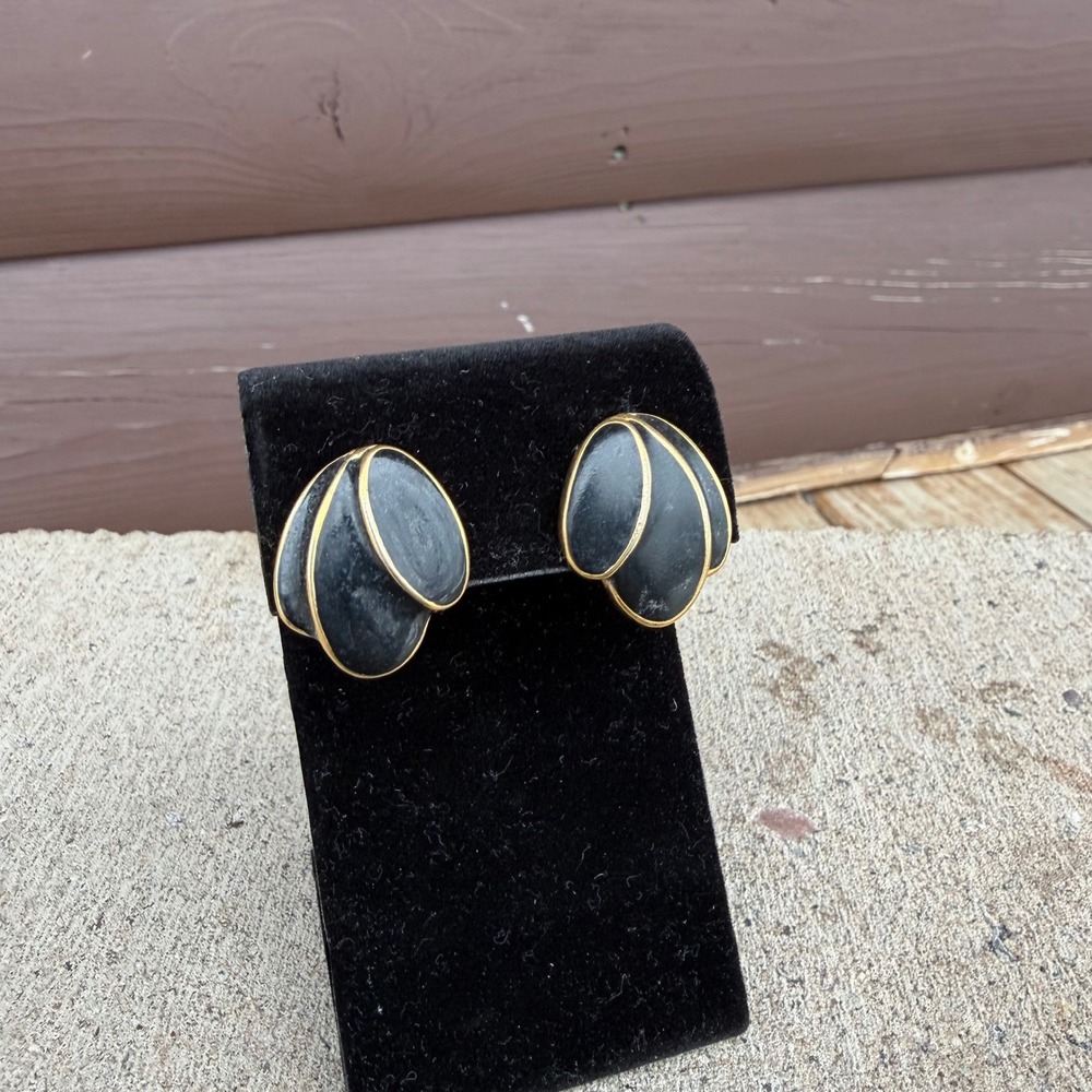 Napier Vintage Stud Earrings Women Black Gold Tone Enamel Scalloped 80s Mob Wife
